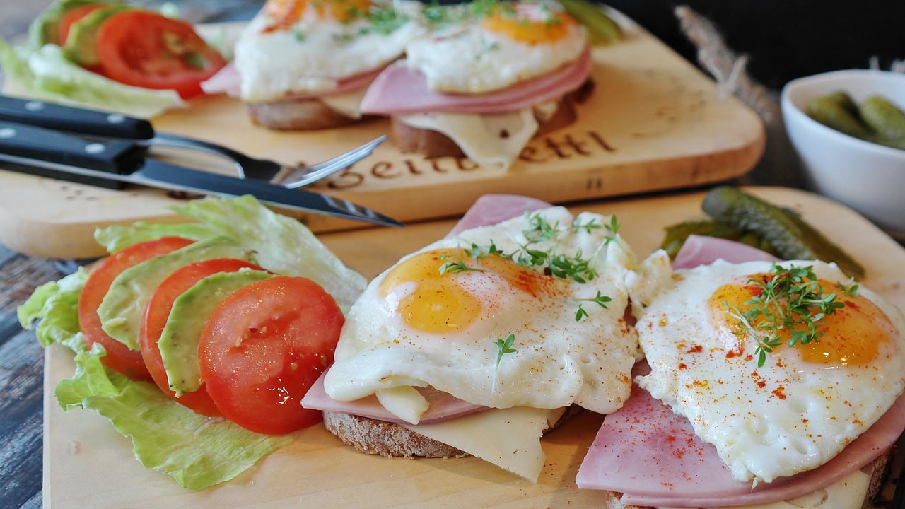 Fried eggs on toast how to hit your protein goal